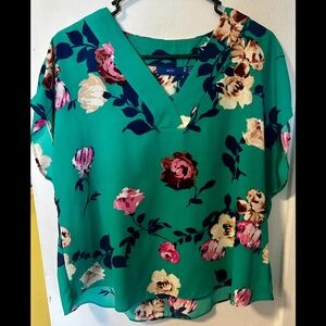 Floral petite v neck top